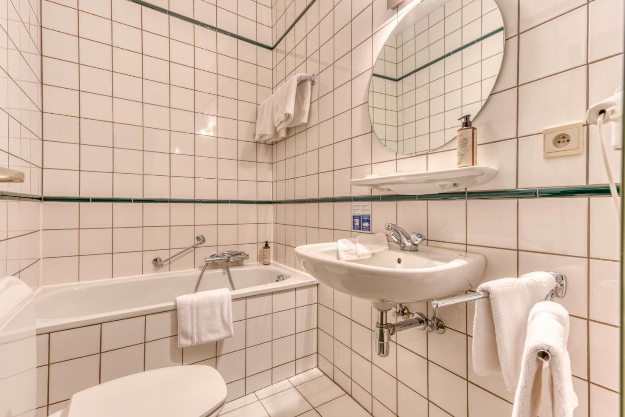 Hotel Le Cor De Chasse Saint-Hubert Exteriör bild