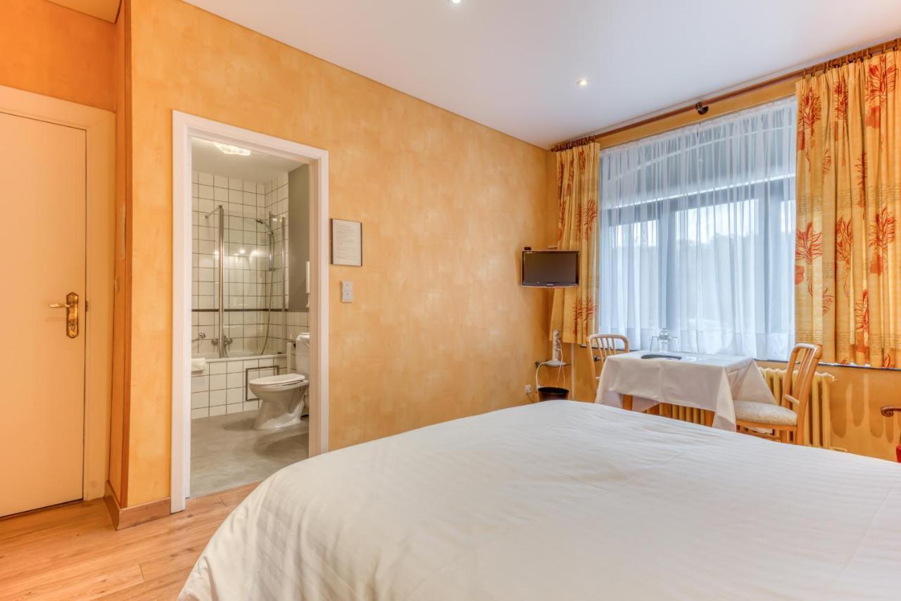 Hotel Le Cor De Chasse Saint-Hubert Exteriör bild