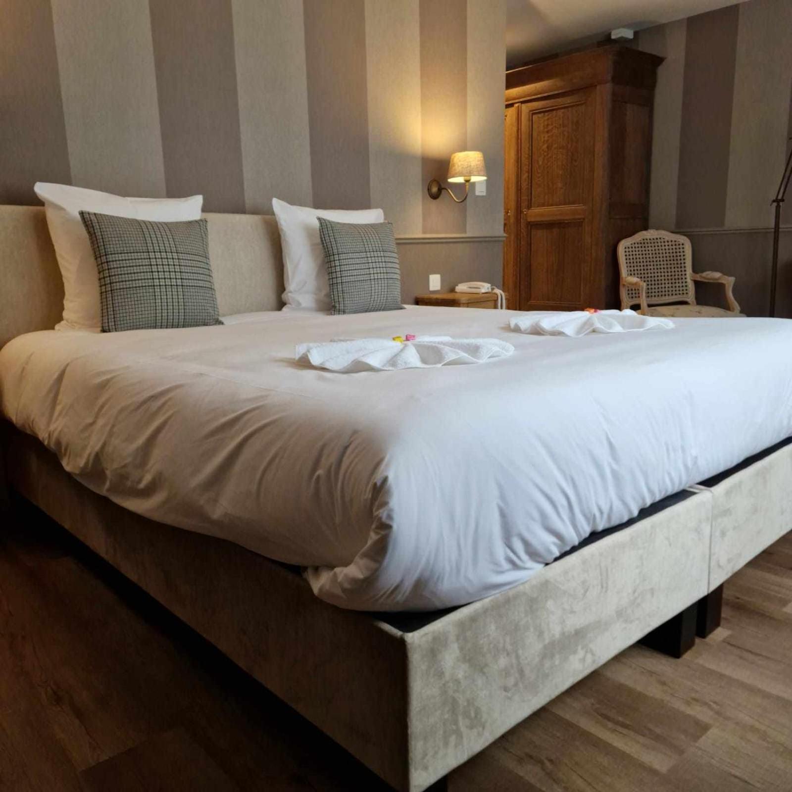 Hotel Le Cor De Chasse Saint-Hubert Exteriör bild